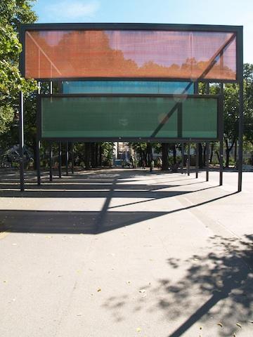 Blick durch Donald Judds Stageset zur Praxisgemeinschaft am Stadtpark